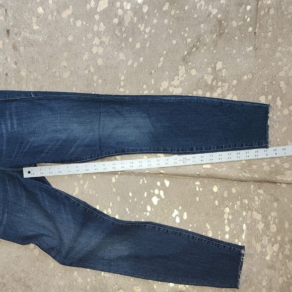 Good American Blue Skinny Jeans with Subtle Fading - Picture 6 of 8